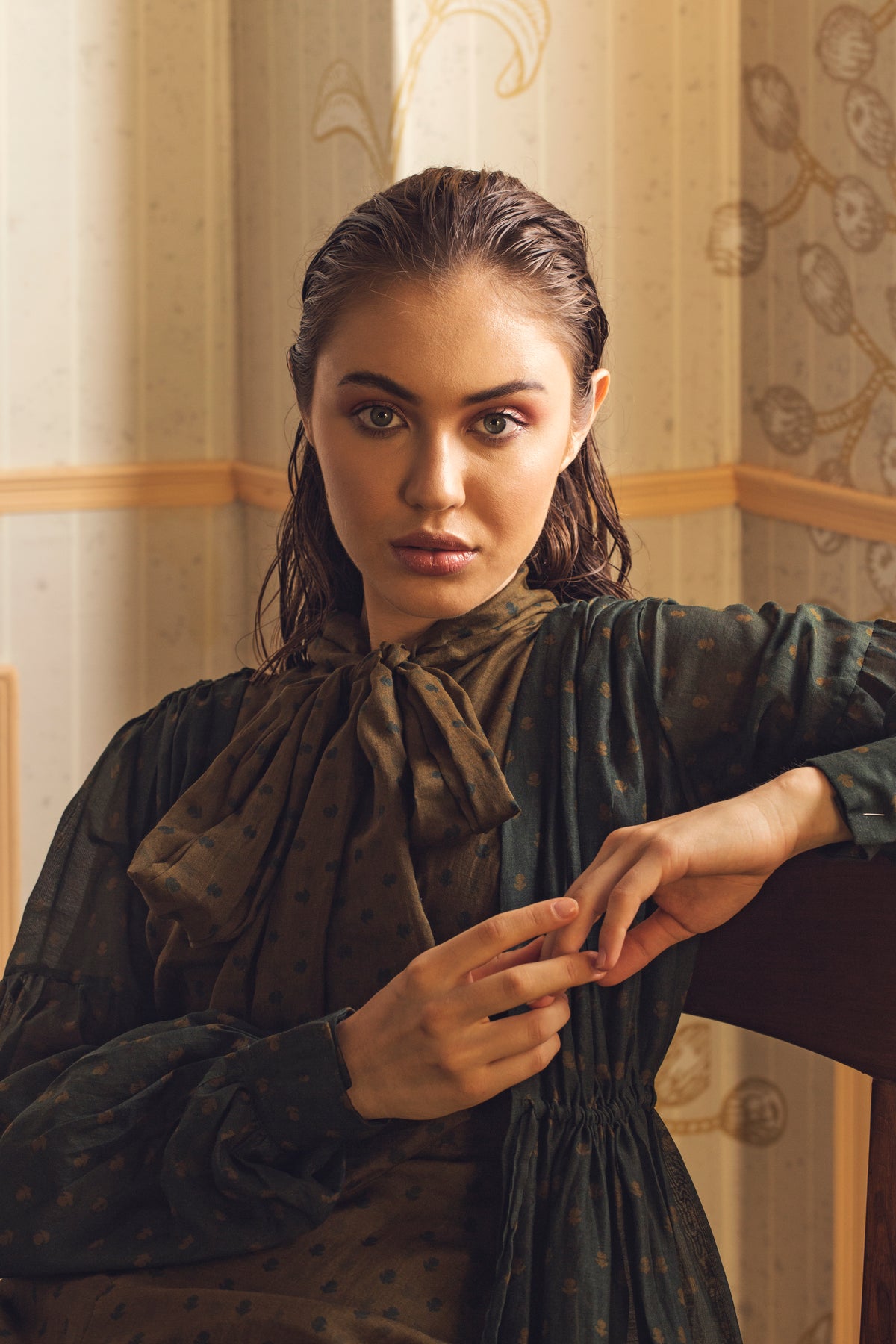 DARK GREEN PLEATED CAPE