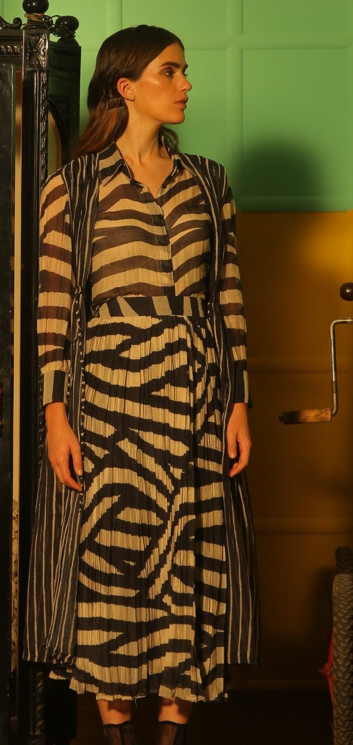 BLACK AND WHITE STRIPE SLEEVELESS CAPE