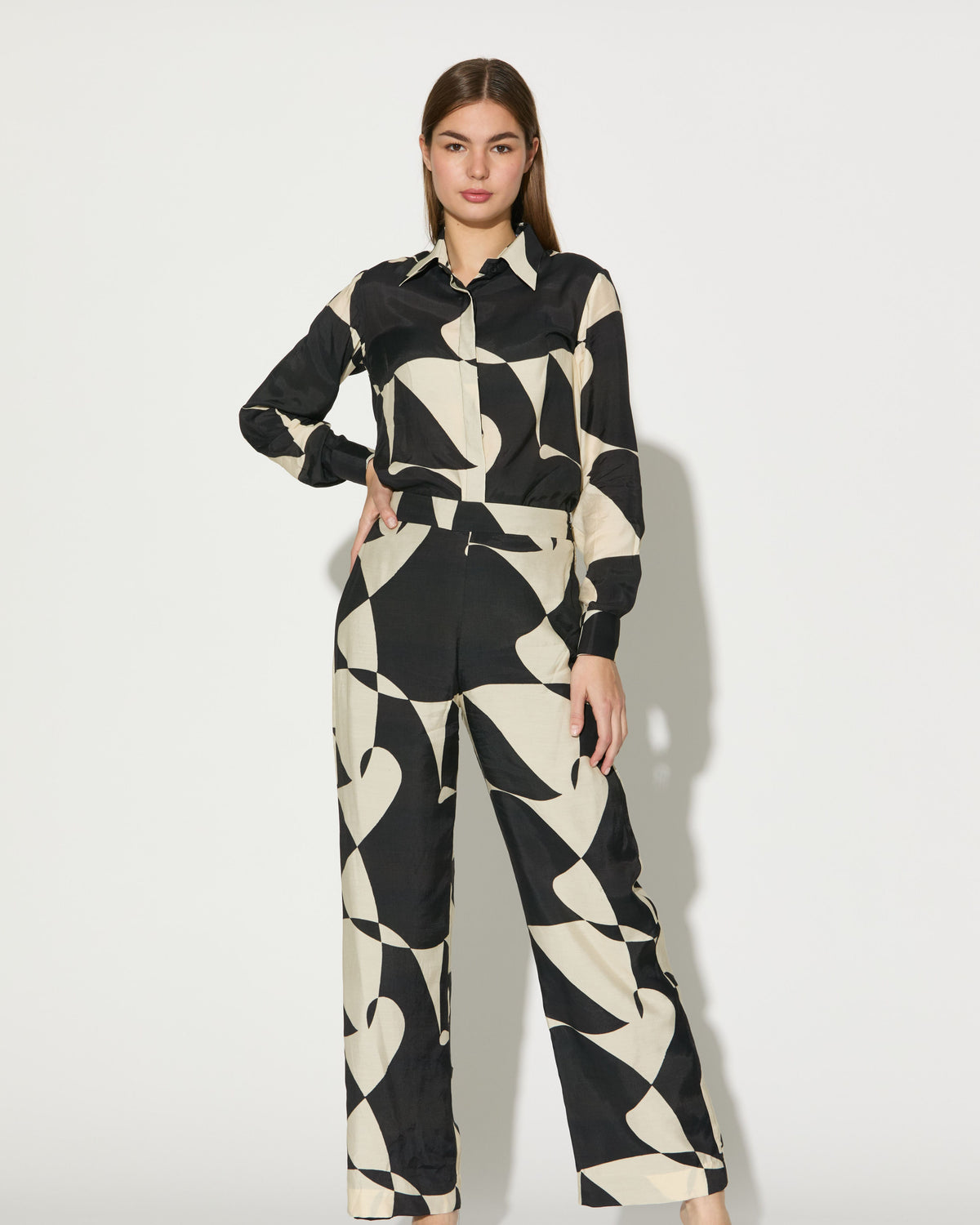 BLACK AND WHITE ABSTRACT SHIRT