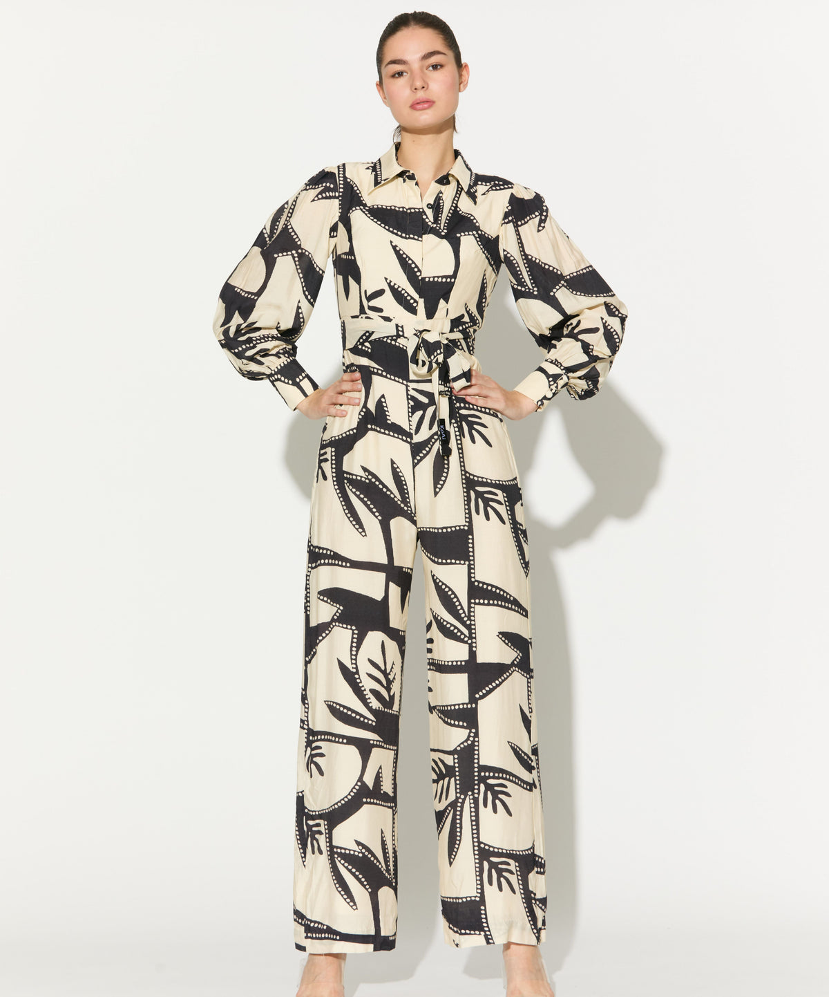 WHITE AND BLACK PATTERNED JUMPSUIT